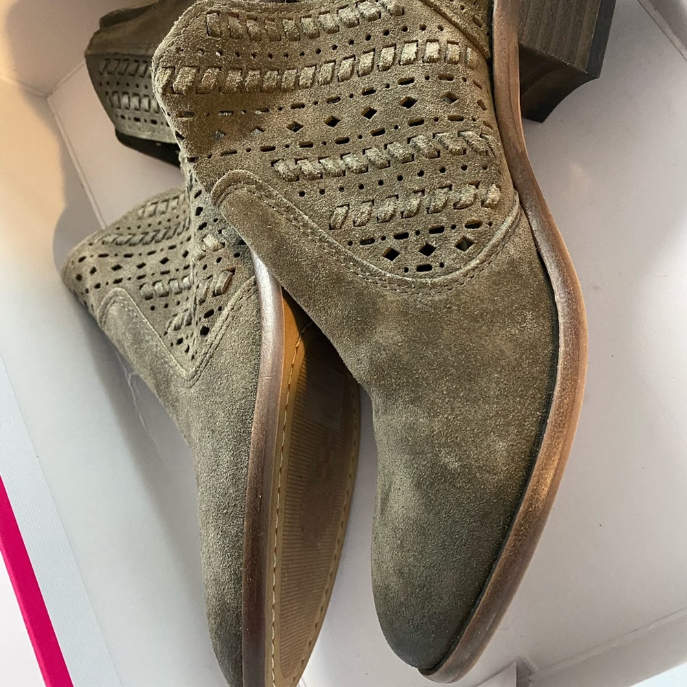 Vince Camuto Prasata Olive Suede Bootie Size 8